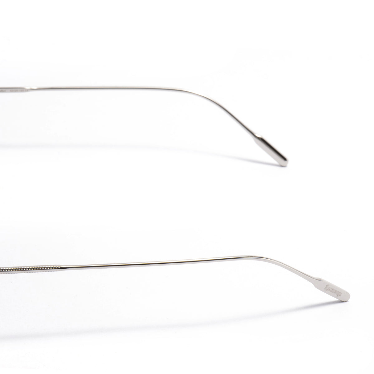 KAUS 01 — Silver / Smoke Gradient